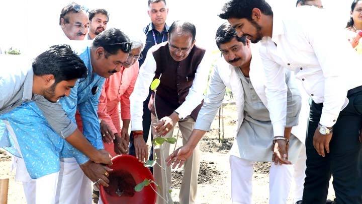 मुख्यमंत्री श्री चौहान ने लगाए पीपल, खिरनी और गुलमोहर के पौधे